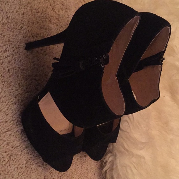 Black faux suede platform stiletto heels. - Picture 4 of 4